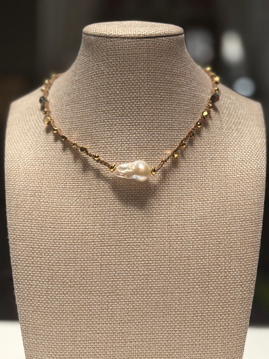 Iris baroque pearl Necklace